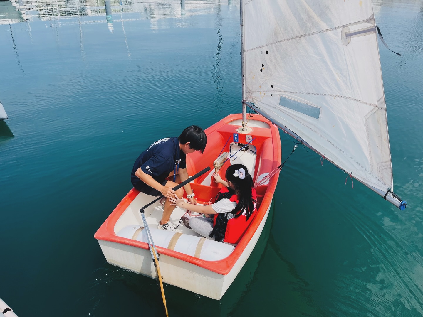 青少年參加樂活海洋學院少年航海家課程，學習OP帆船與獨木舟